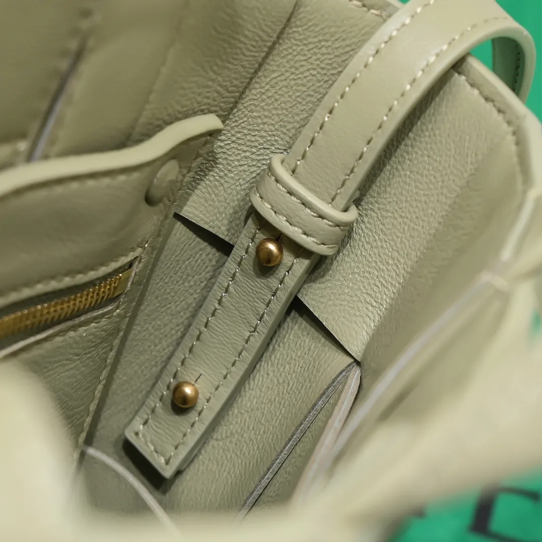 Batch 1460 New 🔻 Mini Intreccio woven leather tote bag with removable shoulder strap • One internal zip pocket • Magnetic closure • Lining: Composite sheepskin • Accessories: Gold finish • Height: 22 cm • Width: 16.5 cm • Depth: 5.5 cm • Handle height: 11.5 cm • Strap height: 50 cm Model number: 6688-3#